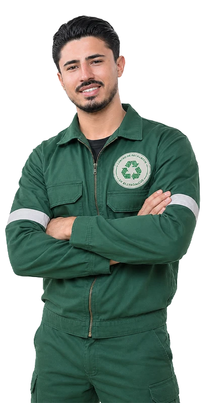 Homem sorridente em uniforme verde de reciclagem de eletrônicos com braços cruzados, listras refletivas e logo.